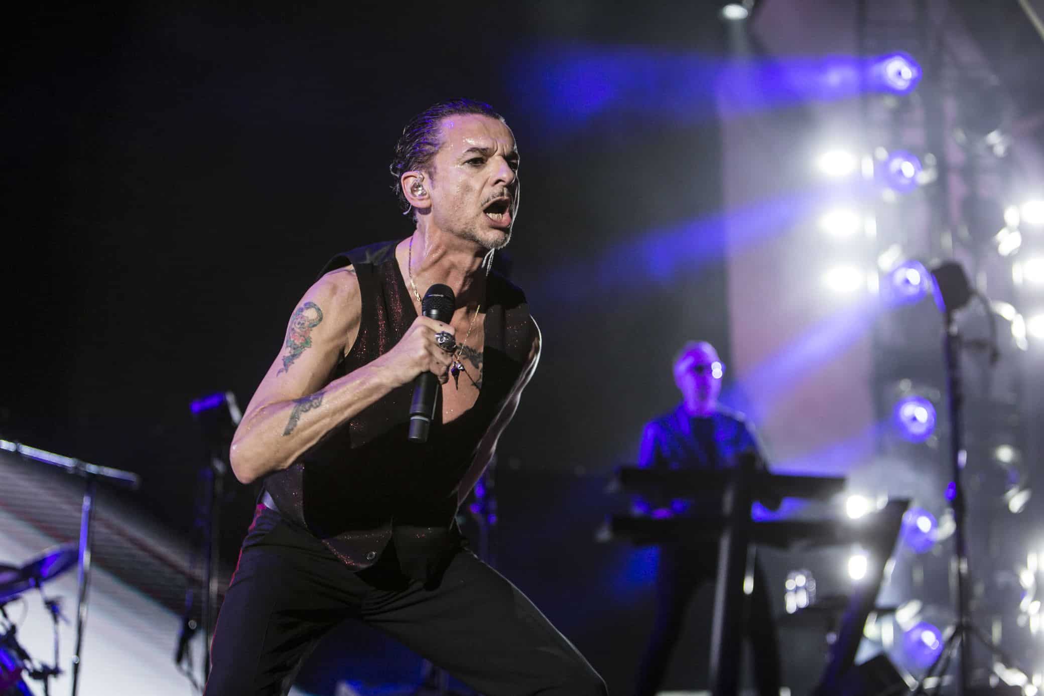 Por qué Depeche Mode dio su peor show en la Argentina - Pero no existe peor ciego que el que no quiere ver. O en este caso, “no existe peor ciego que el que no pudo ver”. Y en un país en el que la estafa es moneda corriente, sería extraño que las cosas cambiaran. Esperamos que el reembolso llegue: sino, habrá que dejar de ir a los shows masivos hasta que paren de tratarnos como ganado. 4f98c587 ec80 4199 85c3 c98d1bdd3b14