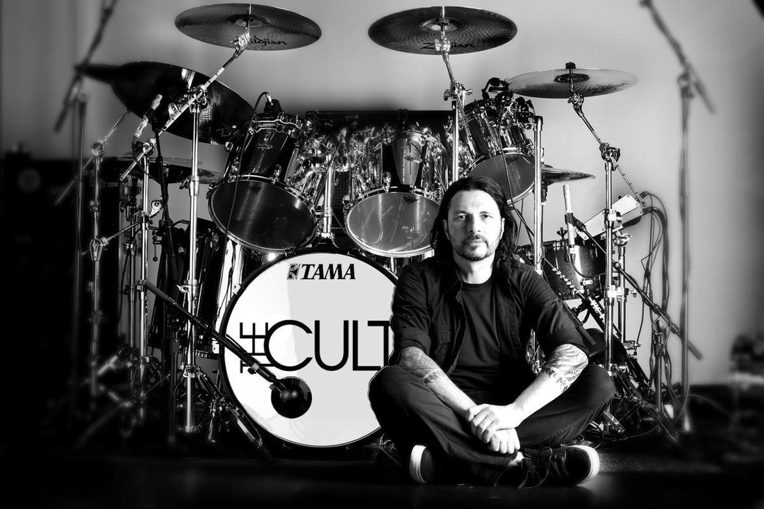 John Tempesta: "A veces, está bueno tener un break de The Cult" - -Gracias por el elogio. Sí, no empecé como un baterista de heavy, más bien me metí por elección. Mientras trabaja como drum tech con Anthrax, me llamaron de Exodus. Y aunque nunca había tocado esa música, estaba en el ambiente, y seguía de cerca a Charlie Benante. Para mí, era un desafío. Estoy muy orgulloso y agradecido de que me hayan llamado, porque me dieron la oportunidad de grabar y me metieron en el circuito. Pasé de ser un técnico a formar parte de Exodus, luego de Testament y después de White Zombie. Esta última me llevó a tocar en arenas, a ser endorser y a vender muchos discos. Así que, por suerte, incursioné en muchos estilos. Después vino el turno de Rob Zombie como solista, y luego Helmet, que fue más hardcore y con el que volví a las raíces. De The Cult siempre fui muy fan, así que es una locura. 5f0f215e 8bd3 4fe8 9270 610604ac79b7