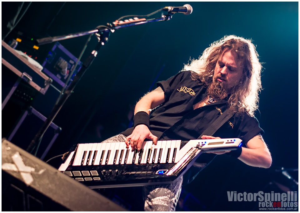 Sonata Arctica festejó sus 15 en el Vorterix - Con una lista repleta de clásicos - muchos de ellos raramente interpretados en vivo -, un sonido impecable, claro y contundente, y una interpretación con la que, al cerrar los ojos, transportaba directamente al disco - por su precisión, por la profesionalidad de sus músicos, por la inoxidable voz de Tony Kakko (que no claudicó a pesar de estar engripado y con la espalda malograda) -, Sonata Arctica pasó nuevamente por Buenos Aires, dejando en claro por qué conforman una de las bandas más influyentes de la escena powermetalera mundial. 7bf26a36 d48c 4429 990f 7425c55fc383