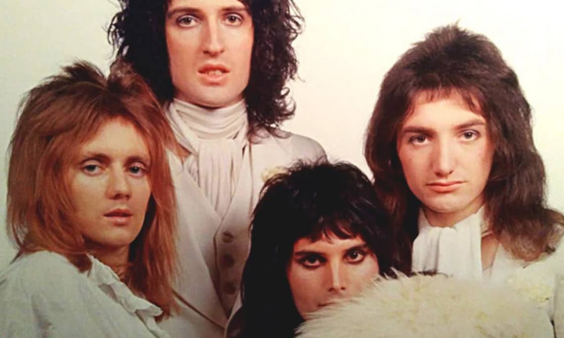 La muestra oficial de Queen, por Mick Rock - Mick Rock -conocido como "The man who shot the '70s" ("el hombre que retrató los 70's") - fotografio? a Queen por primera vez el 18 de noviembre de 1973, en su concierto en el Imperial College de Londres. Mick ya se habi?a ganado una reputacio?n como el inimitable foto?grafo del glam-rock por su ico?nico trabajo de aquellos años con David Bowie, Iggy Pop y Lou Reed, entre otros. Queen todavía era, en ese momento, una banda desconocida, que emergía como una explosión de creatividad y magnetismo tan potente que cambiaría para siempre la historia del rock. 8257f9ea e415 473a 9279 6e46d1776271