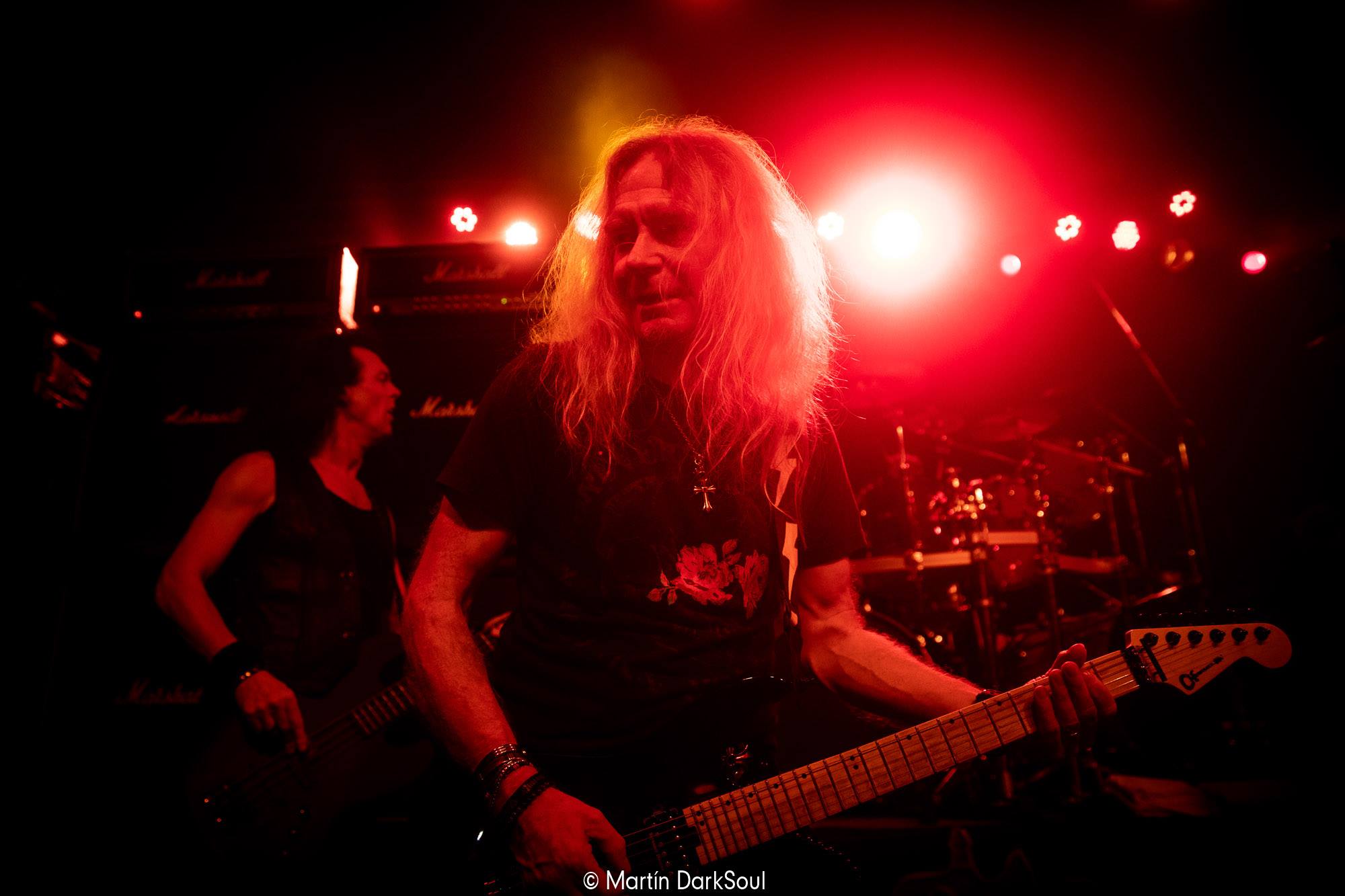 Saxon en El Teatrito: casi como en un pub inglés - “Este lugar no es muy grande, ¡pero ustedes sí que son un público inmenso!”, dice Biff Byford unos minutos después de que comience su recital en la Argentina. Y tiene razón: El Teatrito está agotado y no cabe ni un alfiler. Aunque esta gira se haya promocionado como un repaso por sus grandes éxitos, Saxon empieza con “Thunderbolt”, del disco del mismo nombre (2018). Y es una elección acertada, porque plantea algo de movida: nada está más lejos de que se conviertan en un acto de nostalgia. 94421a34 0ddf 4eaa 9d67 b2e886c7c593
