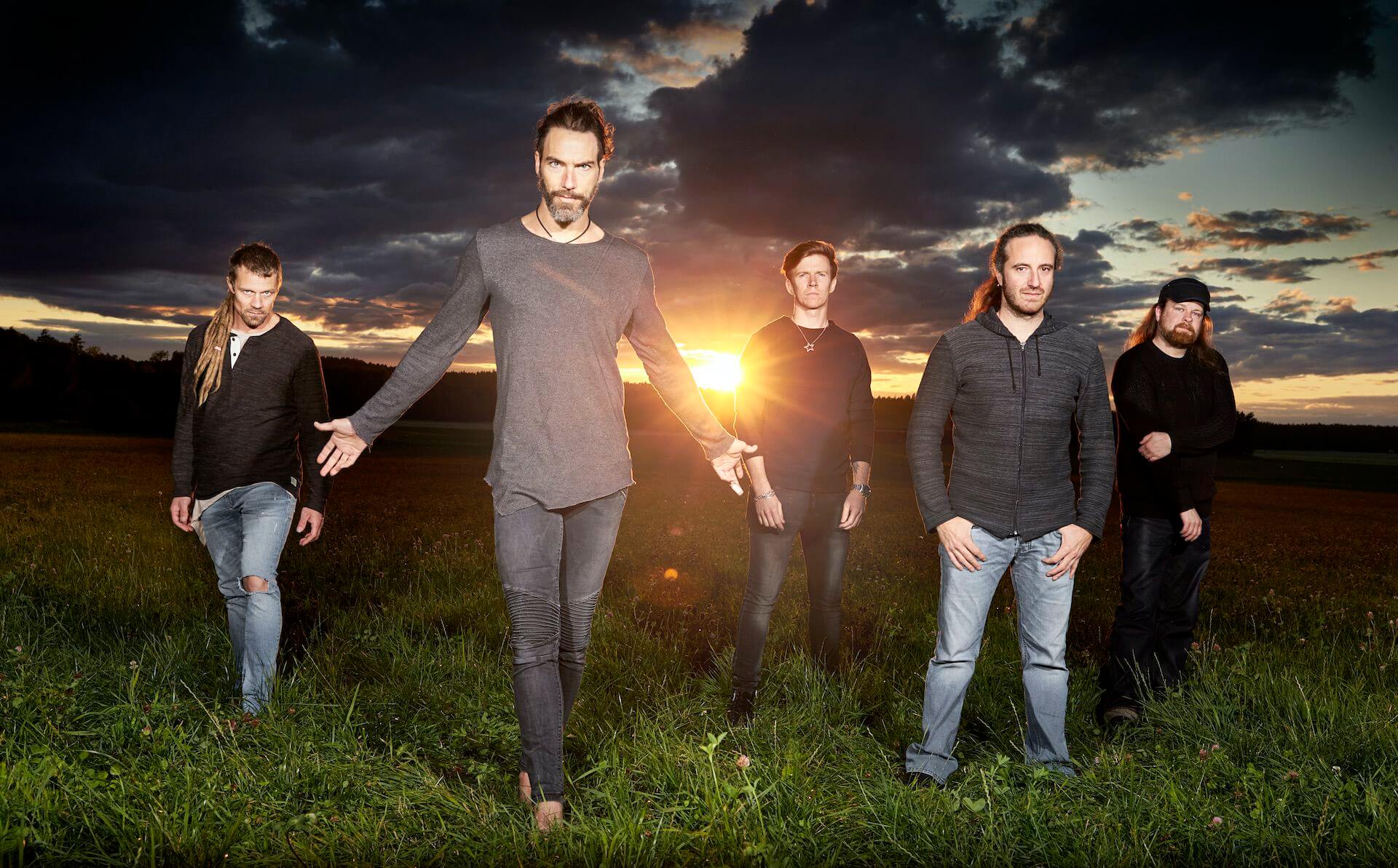 Pain of Salvation tocará en The Roxy Live - La banda de Daniel Gildenlöw volverá a la Argentina, esta vez para presentar “In the Passing Light of Day”. Muchos artistas afirman que el dolor los ayuda a componer. Y ese es el caso de Pain of Salvation, que en 2017 lanzó un disco luego de que su líder haya sido internado por haber contraído una bacteria.
Dentro del hospital, y una vez recuperado, Gildenlöw compuso diez canciones que muestran un lado bastante más heavy del que la banda solía presentar en sus discos anteriores. También es el décimo disco de estudio del grupo, que se formó en Suecia en 1991, y que desde ese entonces se convirtió en una leyenda del metal progresivo.
Catalogado por el sitio especializado ProgArchives como “un álbum excelente”, Daniel y compañía presentarán “In the Passing…” el jueves 6 de febrero. Será en The Roxy Live (Niceto Vega 5542), y las entradas se consiguen a través de sistema AllAccess. Para no perdérselo. 996dbbef 085e 4ff2 a3c2 a5d715c66ecc
