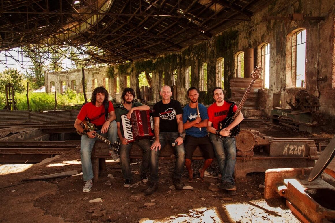 Brancaleone - Brancaleone es una experiencia de rock, carnavalito y chacarera (hasta creó una versión demoledora de Balada para un Loco) insertado en un vivo explosivo forjado gracias a un promedio de 2 recitales por semana en los últimos años, resultado de su elección de tocar, viajar, buscar y encontrar… imposible de olvidar. Tanto es así que el Director de cine Rodrigo Espina (Luca, la película) los acompañó, en una de las muchas giras por la Pcia. de Buenos Aires, y creó el Clip ¨Corazón¨, contado a través de vivos reales de la banda durante esos tres días por Mercedes, 9 de Julio y Carlos Casares. Brancaleone