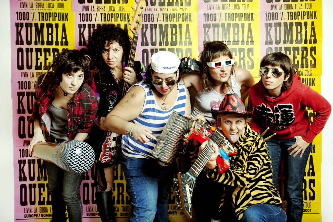 Kumbia Queers - Kumbia Queers son seis chicas que tocan punk tropical. El proyecto nació en Buenos Aires en 2007, de la unión de She Devils y Juana Chang (Argentina) con Ali Gua Gua de Las Ultrasónicas (México). En un principio, tocaban covers de The Cure, Madonna, Ramones, Black Sabbath, torciéndolos a ritmo de cumbia, con letras llenas de poesía queer y mucho humor. Kumbia Queers