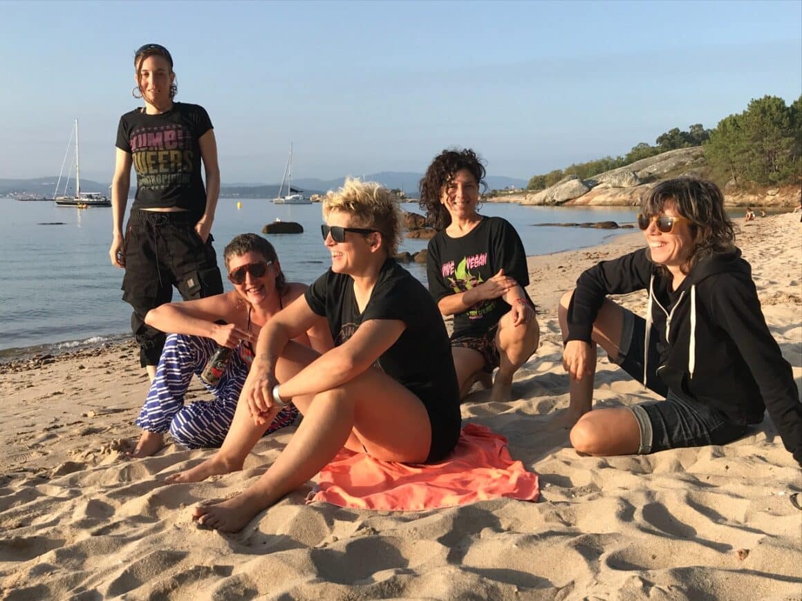 Kumbia Queers - Kumbia Queers son seis chicas que tocan punk tropical. El proyecto nació en Buenos Aires en 2007, de la unión de She Devils y Juana Chang (Argentina) con Ali Gua Gua de Las Ultrasónicas (México). En un principio, tocaban covers de The Cure, Madonna, Ramones, Black Sabbath, torciéndolos a ritmo de cumbia, con letras llenas de poesía queer y mucho humor. Kumbia Queers