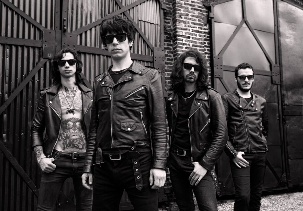 La Patrulla Espacial - Este grupo de rock psicodélico fue formado en 2005 en La Plata por músicos patagónicos (tres de Comodoro Rivadavia, Chubut, y otro de Río Grande, Tierra del Fuego). Al año siguiente editaron su EP debut, "Boogie en la Luna". La Patrulla Espacial