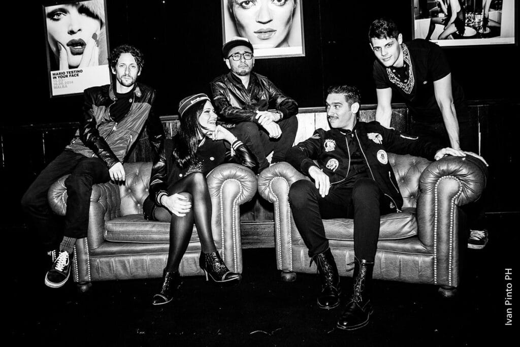 Los Coming Soon - Este grupo se formó en el seno de una familia, en noviembre de 2010, en Buenos Aires. Los hermanos Patricio y Lala Hirsch (voces, guitarra y teclados respectivamente) comenzaron con un puñado de canciones pop, minimalistas y melancólicas. Con el tiempo, el proyecto se fue orientando hacia el dance-floor, con influencias de la música house pero tocada con instrumentos, consiguiendo así un sentimiento orgánico, sin abandonar nunca su esencia: el groove. Los Coming Soon