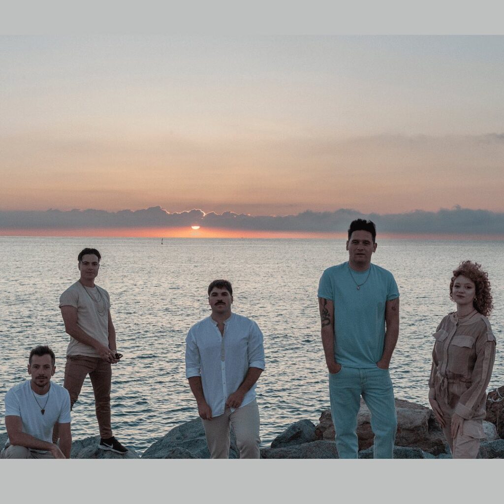 Los Coming Soon - Este grupo se formó en el seno de una familia, en noviembre de 2010, en Buenos Aires. Los hermanos Patricio y Lala Hirsch (voces, guitarra y teclados respectivamente) comenzaron con un puñado de canciones pop, minimalistas y melancólicas. Con el tiempo, el proyecto se fue orientando hacia el dance-floor, con influencias de la música house pero tocada con instrumentos, consiguiendo así un sentimiento orgánico, sin abandonar nunca su esencia: el groove. Los Coming Soon