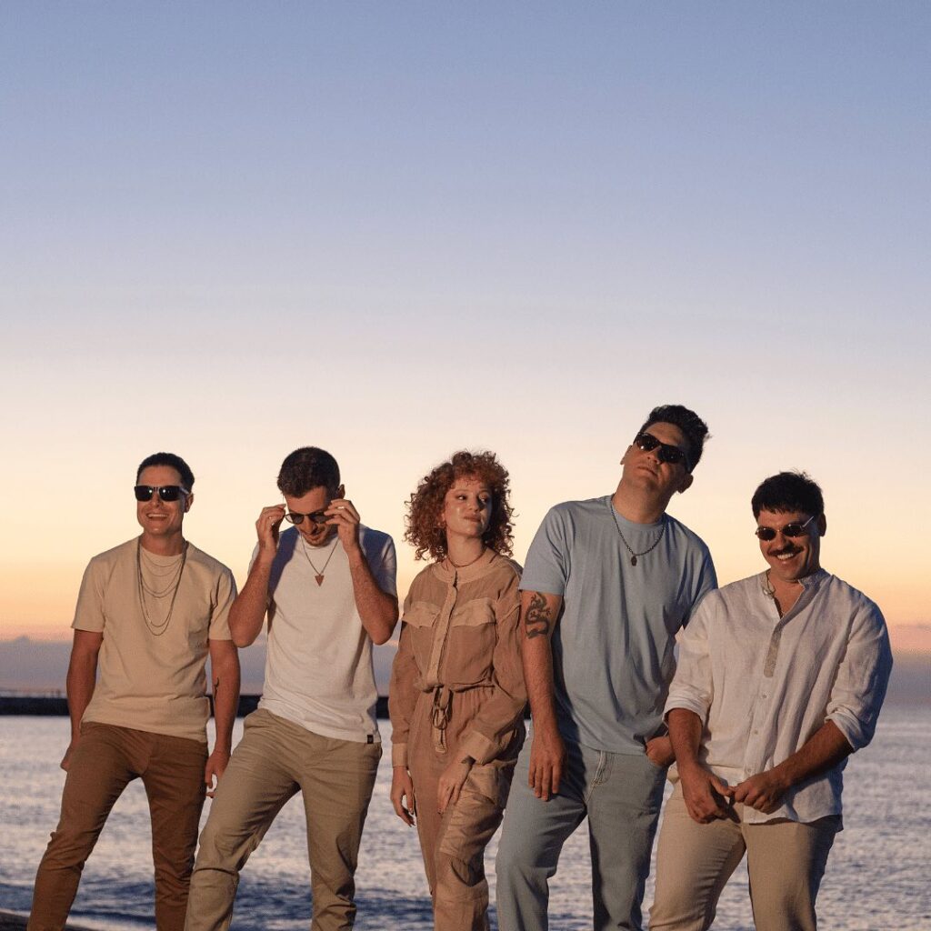 Los Coming Soon - Este grupo se formó en el seno de una familia, en noviembre de 2010, en Buenos Aires. Los hermanos Patricio y Lala Hirsch (voces, guitarra y teclados respectivamente) comenzaron con un puñado de canciones pop, minimalistas y melancólicas. Con el tiempo, el proyecto se fue orientando hacia el dance-floor, con influencias de la música house pero tocada con instrumentos, consiguiendo así un sentimiento orgánico, sin abandonar nunca su esencia: el groove. Los Coming Soon