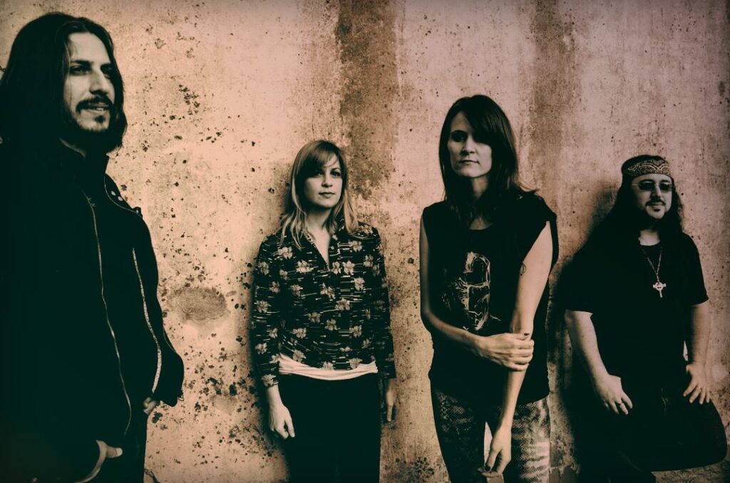Metamórfica - Este cuarteto porteño de rock psicodélico, stoner, space y progresivo se formó en el 2003 y tres años después logró editar su álbum debut, "Tiempo de escupir y vomitar". Autoproducido, el material, incluyó una versión de "There es a light that never goes out" (The Smiths) y otros 15 temas propios. Fue grabado, mezclado y masterizado por Hernán Caratozzolo en Estudios Casa Frida. Metamórfica