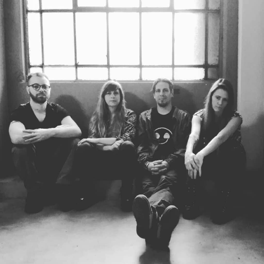 Metamórfica - Este cuarteto porteño de rock psicodélico, stoner, space y progresivo se formó en el 2003 y tres años después logró editar su álbum debut, "Tiempo de escupir y vomitar". Autoproducido, el material, incluyó una versión de "There es a light that never goes out" (The Smiths) y otros 15 temas propios. Fue grabado, mezclado y masterizado por Hernán Caratozzolo en Estudios Casa Frida. Metamórfica