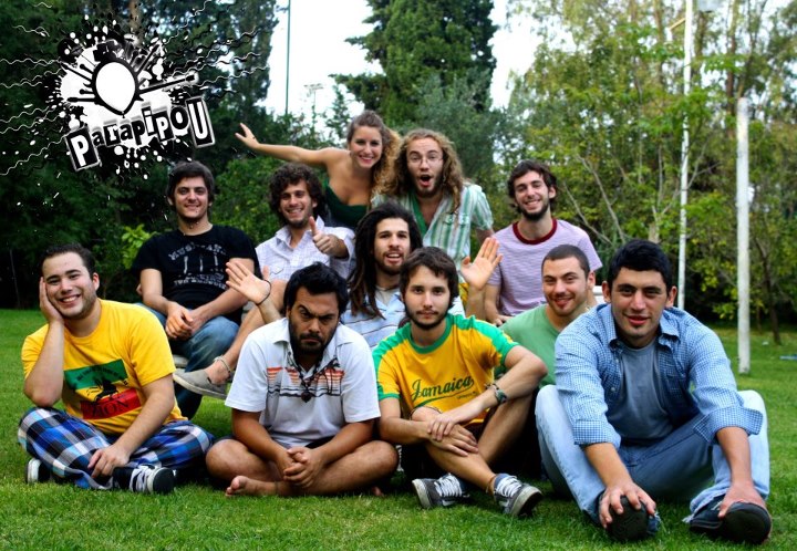 Parapipou - Parapipou nace el 1º de marzo del 2007 integrado por Mauro Delbón (voz y guitarra), Sebastián Poti (guitarra) Leandro Ledesma (batería) y Julián Chacón (bajo). Estos últimos tres eran compañeros de la secundaria y se conocieron con Mauro por medio de Rodrigo, su hermano, quien seria parte del proyecto más adelante. Parapipou