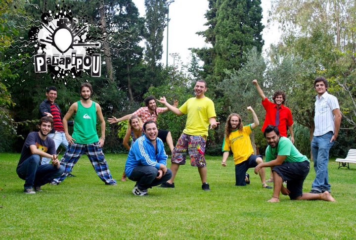 Parapipou - Parapipou nace el 1º de marzo del 2007 integrado por Mauro Delbón (voz y guitarra), Sebastián Poti (guitarra) Leandro Ledesma (batería) y Julián Chacón (bajo). Estos últimos tres eran compañeros de la secundaria y se conocieron con Mauro por medio de Rodrigo, su hermano, quien seria parte del proyecto más adelante. Parapipou