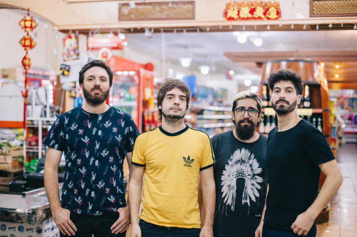 Superchería - En 2010, Superchería saca su primer larga duración titulado Una casa detrás. Un disco con 10 temas, producido por Tatú Estela, ingeniero de sonido que en su larga trayectoria trabajó con Santaolalla, Drexler y Divididos, entre otros. Entre 2010 y 2012 se destacaron shows en el Konex, una gira por Brasil y su propio ciclo de recitales El ciclo detrás. Superchería