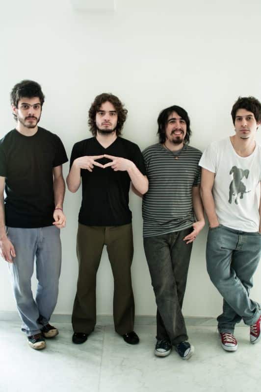 Superchería - En 2010, Superchería saca su primer larga duración titulado Una casa detrás. Un disco con 10 temas, producido por Tatú Estela, ingeniero de sonido que en su larga trayectoria trabajó con Santaolalla, Drexler y Divididos, entre otros. Entre 2010 y 2012 se destacaron shows en el Konex, una gira por Brasil y su propio ciclo de recitales El ciclo detrás. Superchería