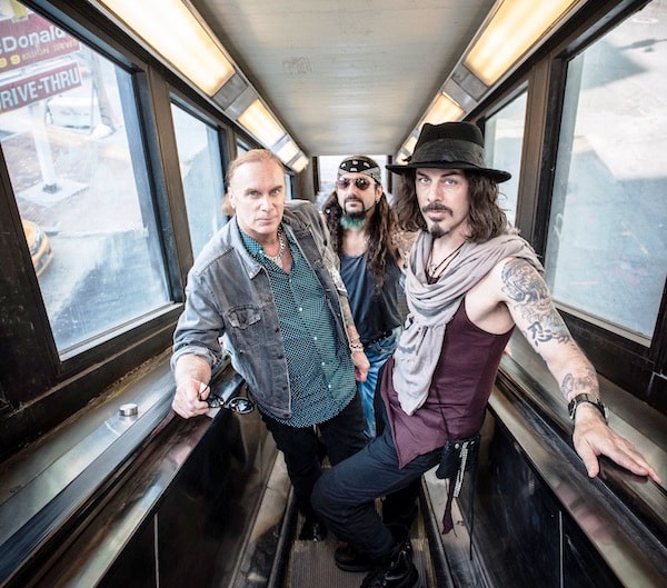 The Winery Dogs: "Nadie se imagina lo difícil que es grabar un DVD" - Por el lado de The Winery Dogs parece que sí podemos ilusionarnos: la banda publicó dos álbumes desde 2013 y dio más de cien shows antes siquiera de grabar “Hot Streak” (2015). “Después de tantos conciertos estuvimos más ajustados para entrar al estudio el año pasado –dice el bajista Billy Sheehan al otro lado del teléfono, después de una prueba de sonido en Belo Horizonte-. Cuando grabamos nuestro debut nos conocíamos bien y sabíamos cómo queríamos sonar, pero hacer una gira tan extensa nos sirvió para que la banda evolucionara. Ahora nos entendemos mejor y sabemos comunicarnos sin problemas sobre el escenario”. The Winery Dogs 1