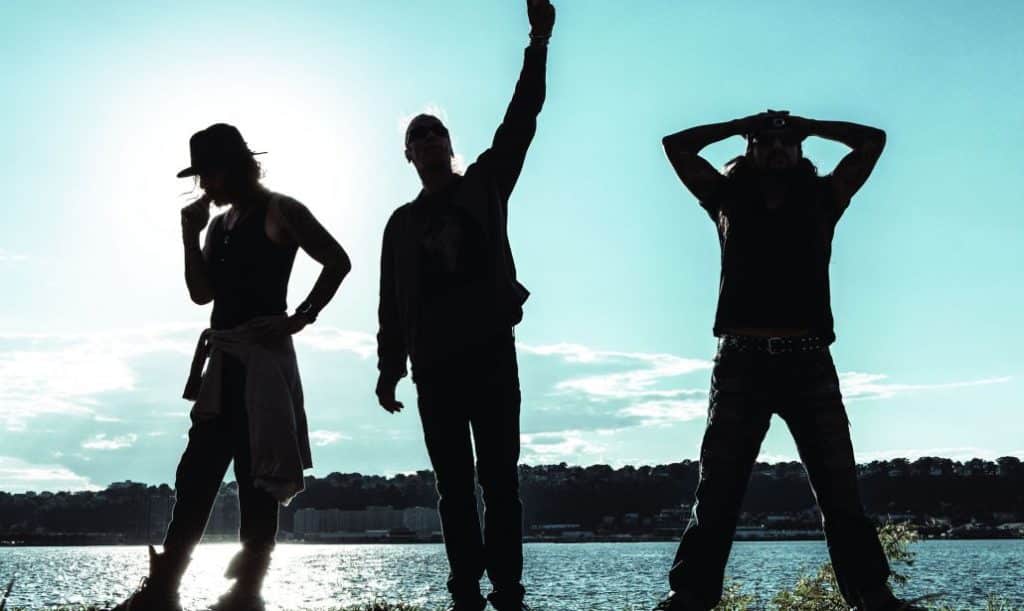 The Winery Dogs: "Nadie se imagina lo difícil que es grabar un DVD" - Por el lado de The Winery Dogs parece que sí podemos ilusionarnos: la banda publicó dos álbumes desde 2013 y dio más de cien shows antes siquiera de grabar “Hot Streak” (2015). “Después de tantos conciertos estuvimos más ajustados para entrar al estudio el año pasado –dice el bajista Billy Sheehan al otro lado del teléfono, después de una prueba de sonido en Belo Horizonte-. Cuando grabamos nuestro debut nos conocíamos bien y sabíamos cómo queríamos sonar, pero hacer una gira tan extensa nos sirvió para que la banda evolucionara. Ahora nos entendemos mejor y sabemos comunicarnos sin problemas sobre el escenario”. The Winery Dogs 3