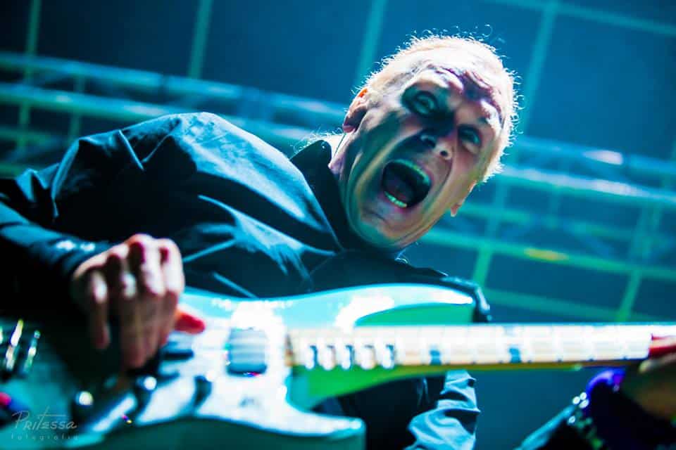 The Winery Dogs: "Nadie se imagina lo difícil que es grabar un DVD" - Por el lado de The Winery Dogs parece que sí podemos ilusionarnos: la banda publicó dos álbumes desde 2013 y dio más de cien shows antes siquiera de grabar “Hot Streak” (2015). “Después de tantos conciertos estuvimos más ajustados para entrar al estudio el año pasado –dice el bajista Billy Sheehan al otro lado del teléfono, después de una prueba de sonido en Belo Horizonte-. Cuando grabamos nuestro debut nos conocíamos bien y sabíamos cómo queríamos sonar, pero hacer una gira tan extensa nos sirvió para que la banda evolucionara. Ahora nos entendemos mejor y sabemos comunicarnos sin problemas sobre el escenario”. The Winery Dogs 4