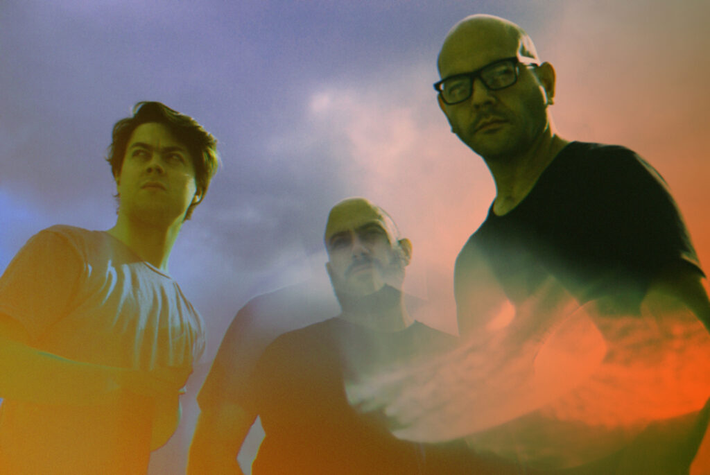 Tomates asesinos - Tomates Asesinos es una banda que desde hace 10 años viene mixturando desde sus discos y sus shows, un cóctel tan desprejuiciado como extremo. Electrónica, canciones de clara filiación pop, guitarras furiosas, aires folclóricos y climas instrumentales. Épicos, rítmicos, ruidistas y atmosféricos. Siempre en busca del exceso sonoro y verbal, el absurdo y lo surrealista. Tomates asesinos