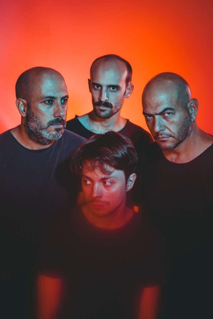 Tomates asesinos - Tomates Asesinos es una banda que desde hace 10 años viene mixturando desde sus discos y sus shows, un cóctel tan desprejuiciado como extremo. Electrónica, canciones de clara filiación pop, guitarras furiosas, aires folclóricos y climas instrumentales. Épicos, rítmicos, ruidistas y atmosféricos. Siempre en busca del exceso sonoro y verbal, el absurdo y lo surrealista. Tomates asesinos