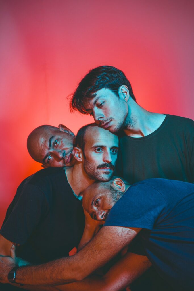 Tomates asesinos - Tomates Asesinos es una banda que desde hace 10 años viene mixturando desde sus discos y sus shows, un cóctel tan desprejuiciado como extremo. Electrónica, canciones de clara filiación pop, guitarras furiosas, aires folclóricos y climas instrumentales. Épicos, rítmicos, ruidistas y atmosféricos. Siempre en busca del exceso sonoro y verbal, el absurdo y lo surrealista. Tomates asesinos