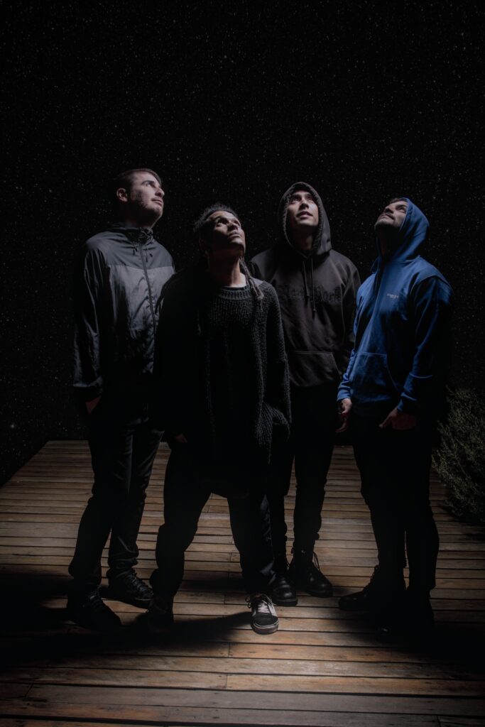 Tomates asesinos - Tomates Asesinos es una banda que desde hace 10 años viene mixturando desde sus discos y sus shows, un cóctel tan desprejuiciado como extremo. Electrónica, canciones de clara filiación pop, guitarras furiosas, aires folclóricos y climas instrumentales. Épicos, rítmicos, ruidistas y atmosféricos. Siempre en busca del exceso sonoro y verbal, el absurdo y lo surrealista. Tomates asesinos