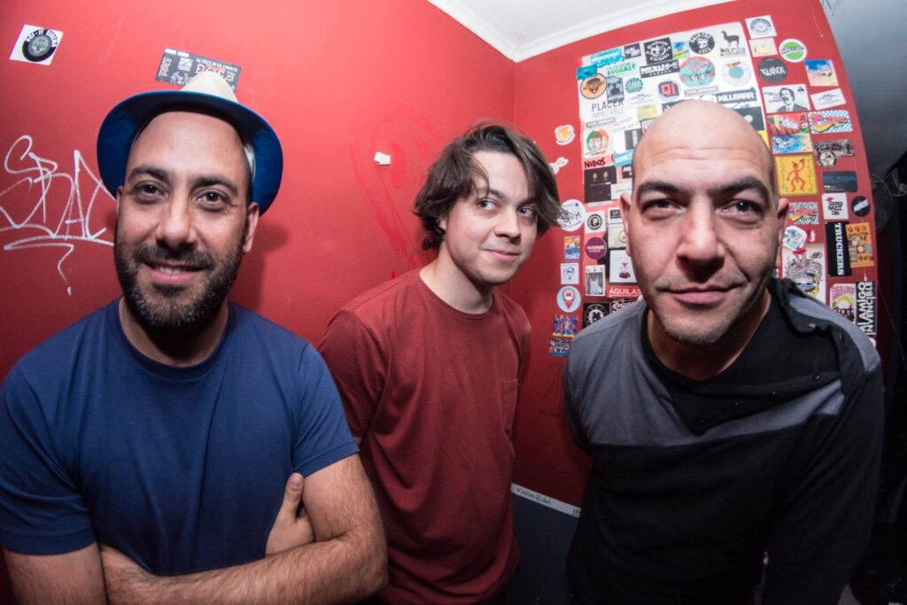 Tomates asesinos - Tomates Asesinos es una banda que desde hace 10 años viene mixturando desde sus discos y sus shows, un cóctel tan desprejuiciado como extremo. Electrónica, canciones de clara filiación pop, guitarras furiosas, aires folclóricos y climas instrumentales. Épicos, rítmicos, ruidistas y atmosféricos. Siempre en busca del exceso sonoro y verbal, el absurdo y lo surrealista. Tomates asesinos