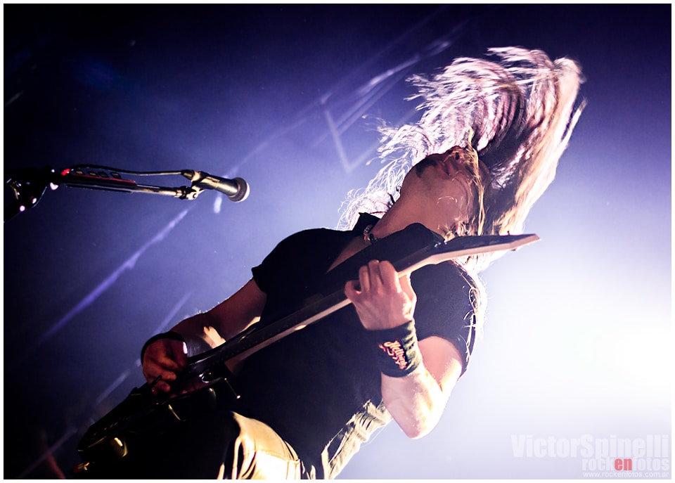 Sonata Arctica festejó sus 15 en el Vorterix - Con una lista repleta de clásicos - muchos de ellos raramente interpretados en vivo -, un sonido impecable, claro y contundente, y una interpretación con la que, al cerrar los ojos, transportaba directamente al disco - por su precisión, por la profesionalidad de sus músicos, por la inoxidable voz de Tony Kakko (que no claudicó a pesar de estar engripado y con la espalda malograda) -, Sonata Arctica pasó nuevamente por Buenos Aires, dejando en claro por qué conforman una de las bandas más influyentes de la escena powermetalera mundial. a571eaee bbbb 4655 a9a3 fe15330301de
