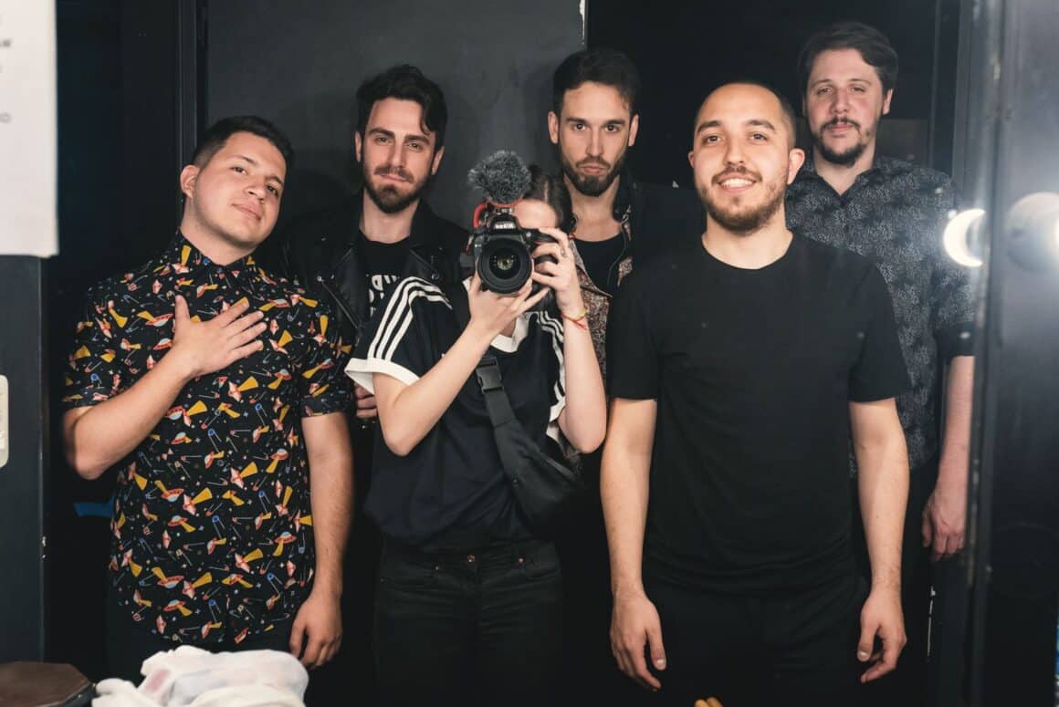 Algo Mejor - La banda tuvo sus orígenes en 2005 el barrio porteño de Caballito. El grupo se formó como un proyecto entre Eneas Fraccarolli y Mariano Bejar, al que luego se fueron sumando el resto de los integrantes. Algo mejor