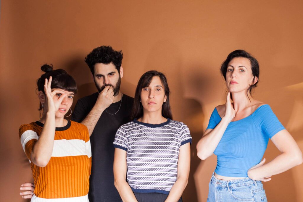 Amor Elefante - Producido por Amor Elefante, en agosto de 2017 llegó "Oriente", grabado también en Mawi Road, además de DDR y Oídos Contentos. La mezcla y postproducción fueron de Ezequiel Kronenberg en Spector Studios y el mastering de Daniel Ovie. La placa contó con Candelaria Zamar, Pablo Denegri, Manuel Schaller, Gimena Rodríguez y Ezequiel Kronenberg como invitados. Amor Elefante. Foto: Catalina Bartolome