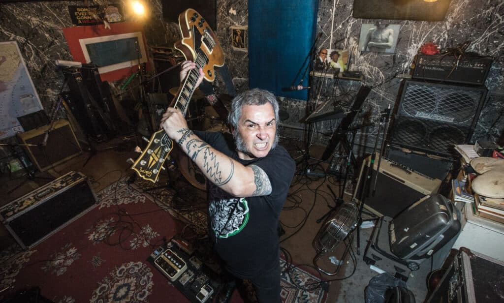 Ariel Minimal - El verdadero nombre de Ariel Minimal es Ariel Gustavo Sanzo: en 1989 formó Los Minimals, de donde extrae su apodo. Previamente había integrado la banda punk Descontrol y luego formaría Martes Menta, hasta que en el '96 fue convocado a Los Fabulosos Cadillacs. Ariel Minimal. Foto: Ignacio Sanchez