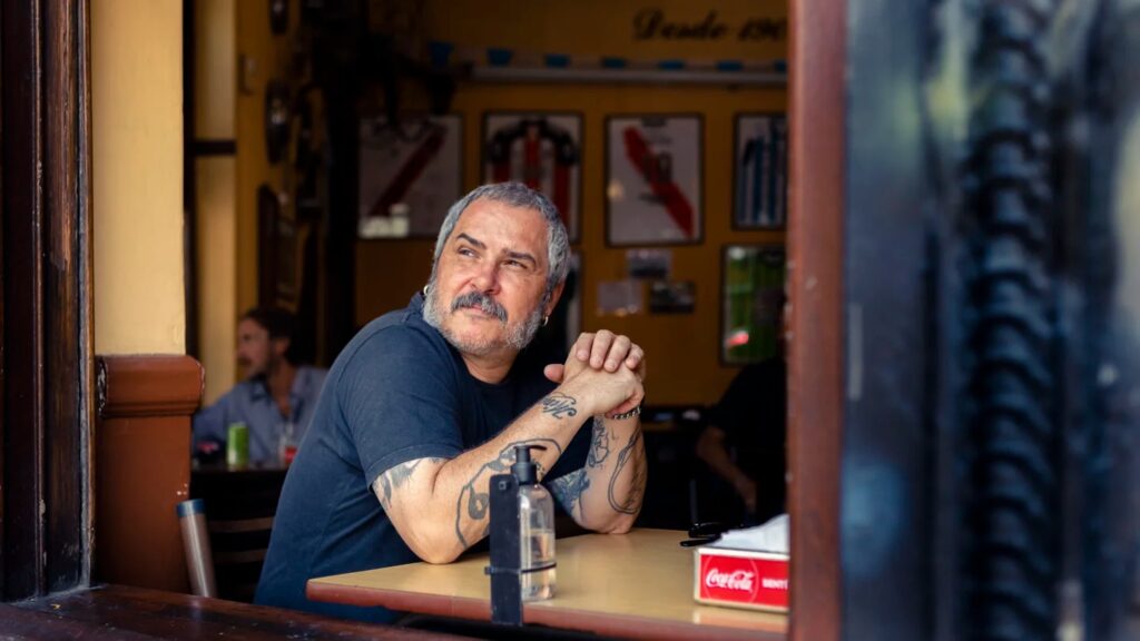 Ariel Minimal - El verdadero nombre de Ariel Minimal es Ariel Gustavo Sanzo: en 1989 formó Los Minimals, de donde extrae su apodo. Previamente había integrado la banda punk Descontrol y luego formaría Martes Menta, hasta que en el '96 fue convocado a Los Fabulosos Cadillacs. Ariel Minimal. Foto: Adrián Escandar