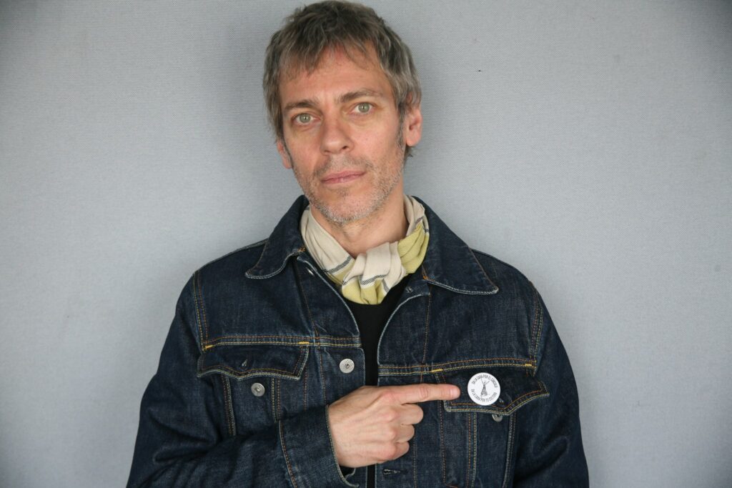 Ariel Rot - Este guitarrista y cantante se radicó en España, donde lideró Tequila, una banda muy popular entre 1979 y 1982. En 1984 regresó al país y editó su álbum debut, presentado en el teatro Opera. Al año siguiente lanzó su segundo trabajo discográfico y también lo presentó en vivo, pero al carecer en vivo de la fuerza lograda en los discos, disminuyó el apoyo del público. Ariel Rot