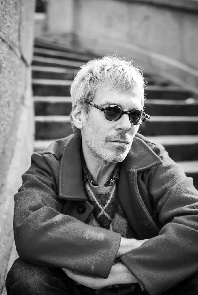 Ariel Rot - Este guitarrista y cantante se radicó en España, donde lideró Tequila, una banda muy popular entre 1979 y 1982. En 1984 regresó al país y editó su álbum debut, presentado en el teatro Opera. Al año siguiente lanzó su segundo trabajo discográfico y también lo presentó en vivo, pero al carecer en vivo de la fuerza lograda en los discos, disminuyó el apoyo del público. Ariel Rot