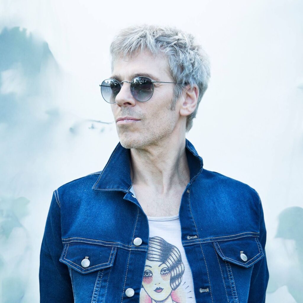 Ariel Rot - Este guitarrista y cantante se radicó en España, donde lideró Tequila, una banda muy popular entre 1979 y 1982. En 1984 regresó al país y editó su álbum debut, presentado en el teatro Opera. Al año siguiente lanzó su segundo trabajo discográfico y también lo presentó en vivo, pero al carecer en vivo de la fuerza lograda en los discos, disminuyó el apoyo del público. Ariel Rot