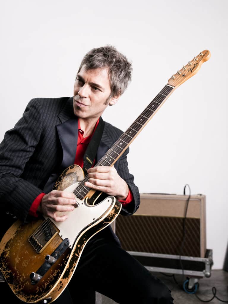 Ariel Rot - Este guitarrista y cantante se radicó en España, donde lideró Tequila, una banda muy popular entre 1979 y 1982. En 1984 regresó al país y editó su álbum debut, presentado en el teatro Opera. Al año siguiente lanzó su segundo trabajo discográfico y también lo presentó en vivo, pero al carecer en vivo de la fuerza lograda en los discos, disminuyó el apoyo del público. Ariel Rot