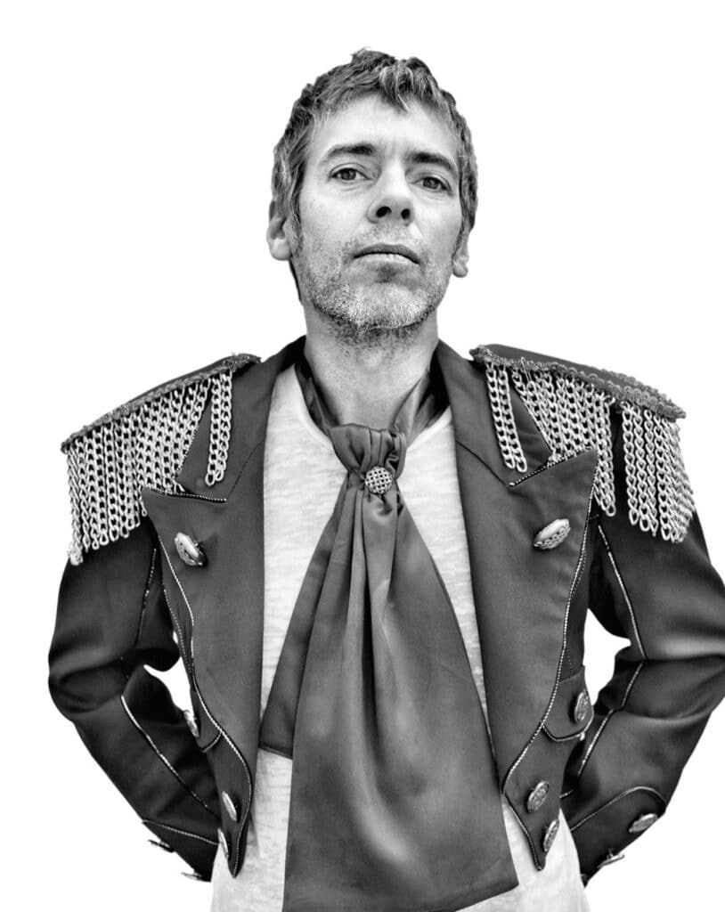 Ariel Rot - Este guitarrista y cantante se radicó en España, donde lideró Tequila, una banda muy popular entre 1979 y 1982. En 1984 regresó al país y editó su álbum debut, presentado en el teatro Opera. Al año siguiente lanzó su segundo trabajo discográfico y también lo presentó en vivo, pero al carecer en vivo de la fuerza lograda en los discos, disminuyó el apoyo del público. Ariel Rot
