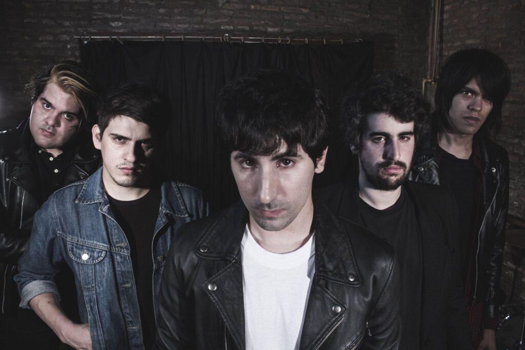 Auditores - Con distintas influencias musicales, Auditores comenzó a ensayar con cuatro de sus integrantes, agregando al quinto para lanzar un demo llamado Cero absoluto, con tres canciones. Un mes después de la salida del mismo, Gordon Raphael (productor de The Strokes y Regina Spektor entre otros) escucha sus temas en la web, dando criticas positivas sobre estos. El prestigioso productor se pone en contacto con los chicos, para comunicarlos con Brian Iele, productor argentino de Santa Cecilia, contacto de Raphael en Argentina. Auditores. Foto: Gino Giglio