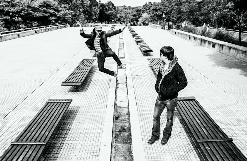 ?Efecto Manjatan presenta “Piélago” - Nacidos en el año 2000, el conjunto fue fundado por Damián Richarte (voz, teclados y guitarras), Maxi Castelli (guitarras, teclados y bases) y Andrés Richarte, quien luego decidió dar un paso al costado y alejarse del grupo durante el 2007. En paralelo a su alejamiento, se incorporó Fernando Holgado, quién actualmente reside en Chile. Hoy, conformados aún por dos de sus fundadores (Damian Richarte y Maxi Castelli), contienen además en su más reciente formación, a Laureano Holgado (guitarras, voces y teclados) y Mauro Barros (teclados y voces). Efecto Manjatan se caracteriza por combinar varios géneros en su sonido: Pop, Rock, Electrónica, House, Downtempo, Ambient, Chill Out, New Wave y hasta Acid Jazz, muchos de estos conviven en el último disco de la banda titulado “Piélago”. ba4b9346 18da 4920 8075 20cc33974ed4