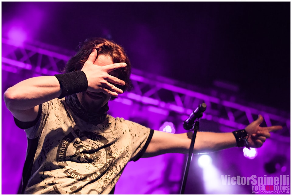 Sonata Arctica festejó sus 15 en el Vorterix - Con una lista repleta de clásicos - muchos de ellos raramente interpretados en vivo -, un sonido impecable, claro y contundente, y una interpretación con la que, al cerrar los ojos, transportaba directamente al disco - por su precisión, por la profesionalidad de sus músicos, por la inoxidable voz de Tony Kakko (que no claudicó a pesar de estar engripado y con la espalda malograda) -, Sonata Arctica pasó nuevamente por Buenos Aires, dejando en claro por qué conforman una de las bandas más influyentes de la escena powermetalera mundial. bd20dbc4 1a43 40d4 8f38 178414d54bec