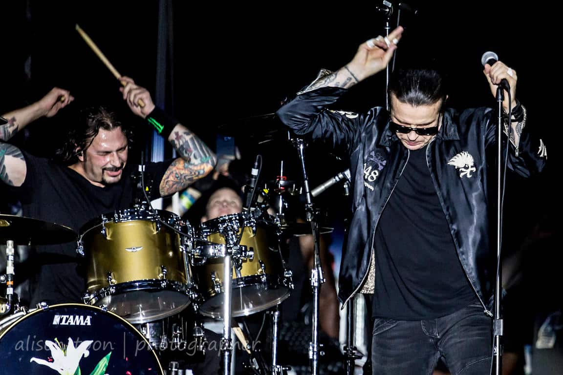 John Tempesta: "A veces, está bueno tener un break de The Cult" - -Gracias por el elogio. Sí, no empecé como un baterista de heavy, más bien me metí por elección. Mientras trabaja como drum tech con Anthrax, me llamaron de Exodus. Y aunque nunca había tocado esa música, estaba en el ambiente, y seguía de cerca a Charlie Benante. Para mí, era un desafío. Estoy muy orgulloso y agradecido de que me hayan llamado, porque me dieron la oportunidad de grabar y me metieron en el circuito. Pasé de ser un técnico a formar parte de Exodus, luego de Testament y después de White Zombie. Esta última me llevó a tocar en arenas, a ser endorser y a vender muchos discos. Así que, por suerte, incursioné en muchos estilos. Después vino el turno de Rob Zombie como solista, y luego Helmet, que fue más hardcore y con el que volví a las raíces. De The Cult siempre fui muy fan, así que es una locura. bdd57f8f e144 49c1 b2a9 bec9d3eb390b