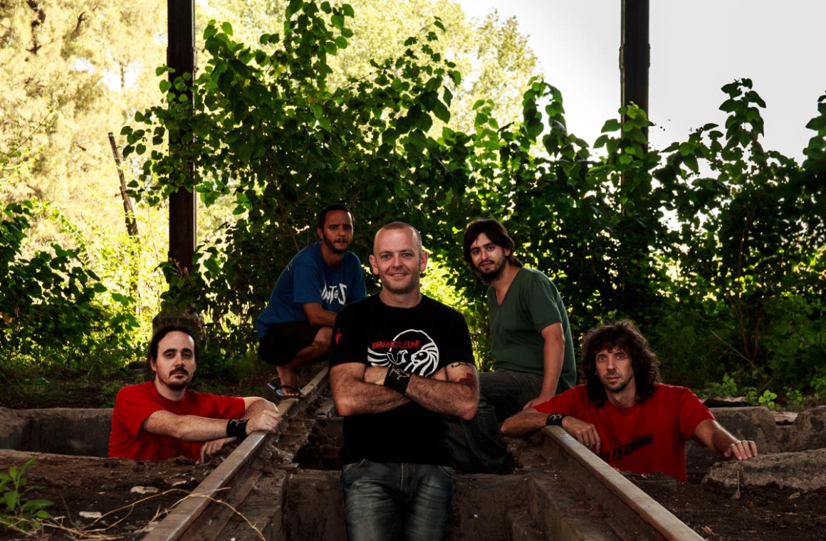 Brancaleone - Brancaleone es una experiencia de rock, carnavalito y chacarera (hasta creó una versión demoledora de Balada para un Loco) insertado en un vivo explosivo forjado gracias a un promedio de 2 recitales por semana en los últimos años, resultado de su elección de tocar, viajar, buscar y encontrar… imposible de olvidar. Tanto es así que el Director de cine Rodrigo Espina (Luca, la película) los acompañó, en una de las muchas giras por la Pcia. de Buenos Aires, y creó el Clip ¨Corazón¨, contado a través de vivos reales de la banda durante esos tres días por Mercedes, 9 de Julio y Carlos Casares. Brancaleone