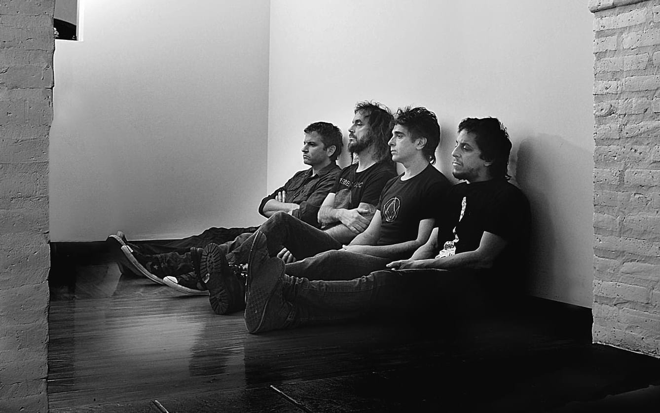 Vetamadre: "Ya hay un posible concepto para el próximo disco" - Posiblemente, este año sea el más ocupado de Julio Breshnev en toda su vida. Además del regreso de Cosméticos, el grupo que lideró en los ‘80, planea lanzar un álbum con Vetamadre y darle vuelo a su propio proyecto. “Son cosas que surgieron, en parte por estar abierto y receptivo -explica-. Pero para poder decirle que sí a esto, tuve que resignar mucho, como mi trabajo en la Rock & Pop. Me encanta la radio, pero hay que saber cuándo sacrificar un proyecto en pos de otro”. c0541be2 9a14 4611 8606 b79826561129