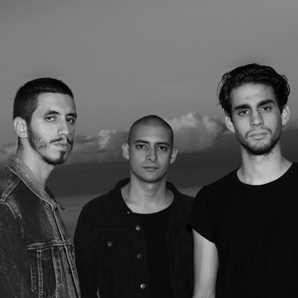 Callate Mark - El sonido punky es una marca registrada de la banda de Florían Fernández Capello, hijo de Vicentico de los Fabulosos Cadillacs. Desde muy jóvenes, este grupo se inició como un grupo de covers que eventualmente se convirtió en una banda capaz de componer sus propios temas en la vena de punk revival. Callate Mark