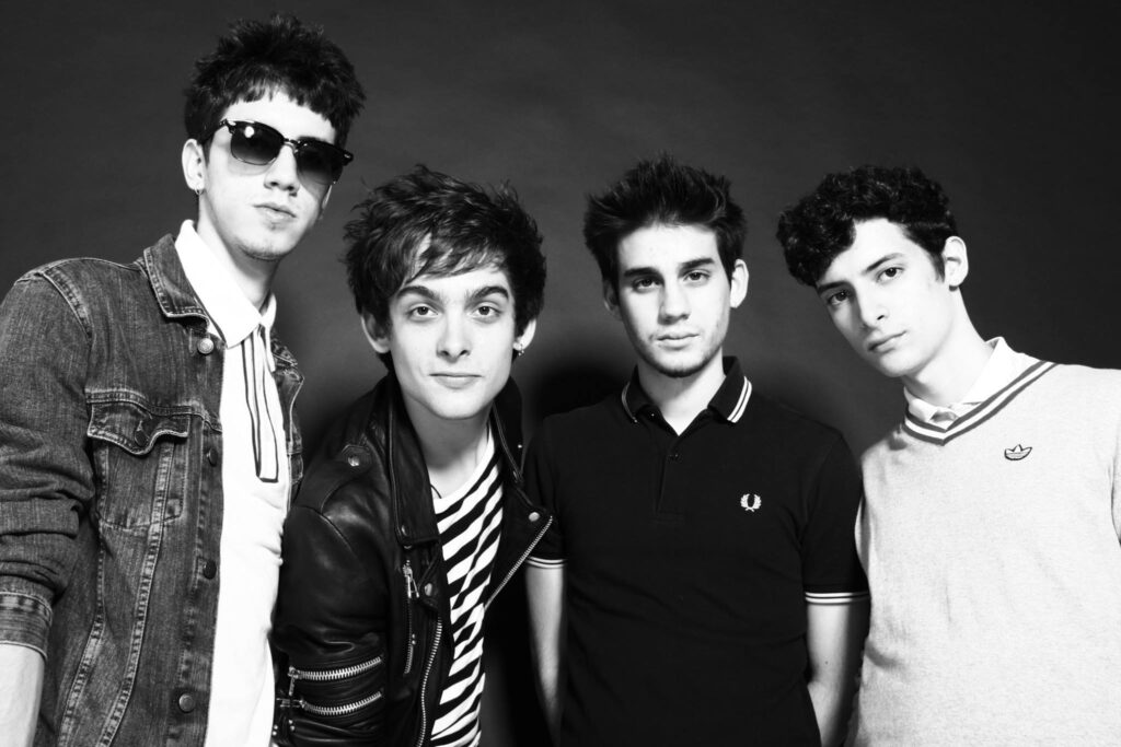 Callate Mark - El sonido punky es una marca registrada de la banda de Florían Fernández Capello, hijo de Vicentico de los Fabulosos Cadillacs. Desde muy jóvenes, este grupo se inició como un grupo de covers que eventualmente se convirtió en una banda capaz de componer sus propios temas en la vena de punk revival. Callate Mark