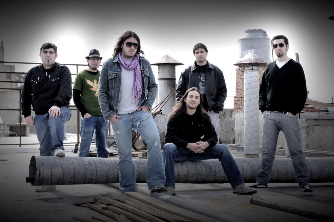 Carnívoros - A mediados de 2007 grabamos el primer EP de difusion (Carnívoros) en forma independiente, lo empezamos a grabar en Estudios Afro y lo terminamos en la casa del amigo Chelo, con lo que pudimos, y a decir verdad, salio Buenisimo! Carnívoros
