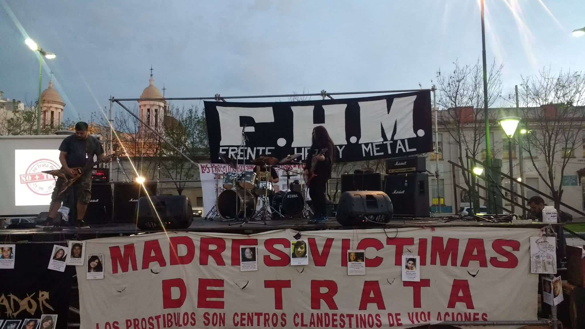 Heavy metal, organizado y solidario - La Argentina está pasando por una situación económica y social delicada donde las personas más marginadas están recibiendo la peor parte. En medio de esta profunda crisis surge el Frente Heavy Metal (F.H.M.), una organización solidaria que busca visualizar y combatir las principales problemáticas sociales que atraviesa el país. d1dedb62 cc58 424f bb8c ee5c1bd6fd09