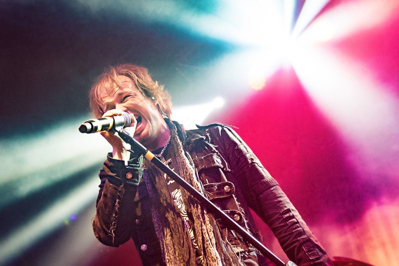 Tobias Sammet: "Quería abrir mi alma" - Avantasia vuelve a la Argentina. Y siempre – ¡siempre! - vale la pena asistir a un show de Avantasia. Por la música y la puesta, claro, pero también porque es tener la oportunidad de ver, en un mismo escenario, en un solo show, en un rato, figuras enormes que, con suerte, visitan nuestro país - con sus bandas - alguna que otra vez cada varios años. Si es que lo visitan. De pronto están todos juntos, ahí, y la magia es instantánea. Como de la nada, van y vienen personajes de las tallas de Michael Kiske (Helloween), Jorn Lande (Masterplan, Allen/Lande), Ronnie Atkins (Pretty Maids), Eric Martin (Mr. Big), la gran Amanda Somerville (Exit Eden) o Geoff Tate (ex-Queensryche), entre otros, todos en banda, en dúos imposibles, en tríos insólitos, en cuartetos impensados. d441d666 13a9 40b6 b6ac a3f724ff98cc