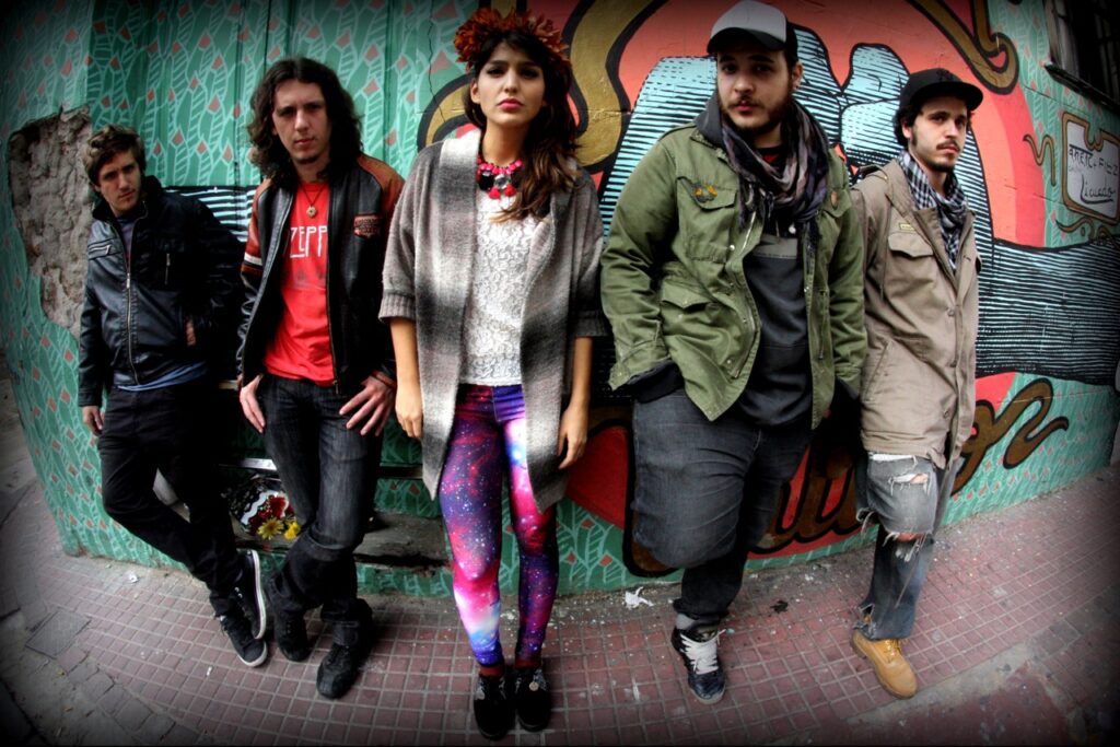 Demantra - Ya con la formación completa, se comenzó a trabajar en la elección del nombre de la banda. Tras varias propuestas e ideas por fin se logró llegar a una opción que englobaba el concepto que todos tenían de la música y de la banda. El nombre elegido fue “Demantra”. Demantra