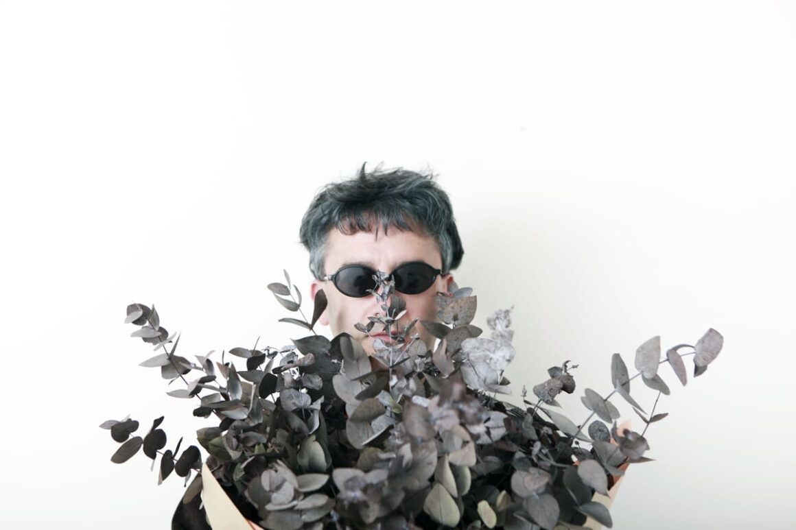 Diosque - Juan Román Diosque partió desde Tucumán hacia Buenos Aires, trabajó en una oficina a tiempo completo, después a medio tiempo, para luego dedicarse a la música. En breve se convirtió en un artista inclasificable. Daniel Melero, el padre de la escena under argentina, lo produjo en su primer disco "I can cion" (2007), un experimento que editó Sony. Luego vino "Bote" (2012), disco físico que sólo editó el sello peruano Plastilina Records. La placa fue doble y trajo un segundo disco con remixes, "Brote (remixes)", que puede escucharse en Bandcamp. diosque 1